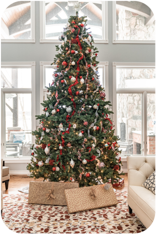 Sapin de Noël vert avec boules rouges et blanches